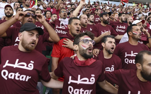 Bí mật của nhóm cổ động viên gào thét cổ vũ cuồng nhiệt đội tuyển Qatar trên khán đài World Cup 2022