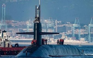 Tàu ngầm hạt nhân lớn nhất thế giới cập cảng Gibraltar, Anh gửi cảnh báo tới Nga
