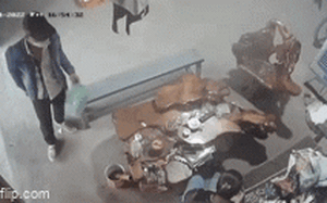 Clip NÓNG 24h: Tên cướp liều lĩnh cầm dao xông vào cửa hàng tạp hóa ở Hưng Yên