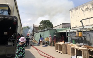 Một xưởng gỗ tại TP.Thủ Đức bốc cháy kèm nhiều tiếng nổ lớn