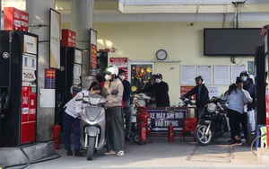 Nhiều cây xăng tại Hà Nội mở bán trở lại sau khi Bộ Công thương chỉ đạo “nóng”