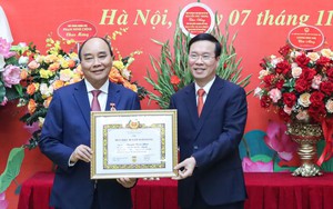 Uỷ viên Bộ Chính trị, Chủ tịch nước Nguyễn Xuân Phúc nhận Huy hiệu cao quý