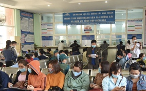 Giá vé máy bay dịp Tết cao chót vót, người lao động Đồng Nai đổ xô mua vé tàu