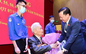 Bí thư Thành ủy Hà Nội trao tặng Huy hiệu Đảng tại quận Hai Bà Trưng