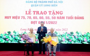 Chủ tịch Hà Nội Trần Sỹ Thanh trao Huy hiệu Đảng tại quận Long Biên