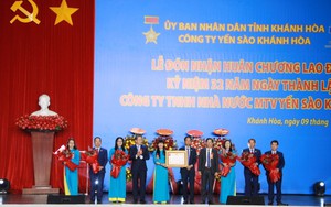 Công ty Yến sào Khánh Hòa đón nhận Huân chương Lao động 