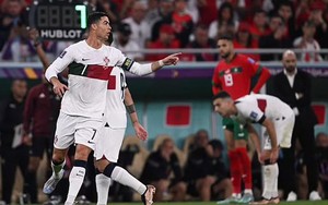Vào sân từ ghế dự bị và Bồ Đào Nha thua trận, Ronaldo vẫn... lập kỷ lục