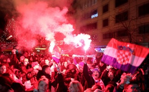 NHM Croatia đốt pháo sáng, "đi bão" sau chiến thắng trước Brazil tại World Cup 2022