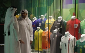 Cổ động viên tại Qatar đổ xô đi xem kỷ vật World Cup