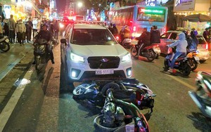 Clip NÓNG 24h: Ô tô tông hàng loạt xe máy dừng đón học sinh trên phố Bạch Mai, Hà Nội