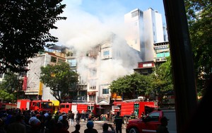 Cháy lớn tại cửa hàng tranh trên phố cổ Hà Nội, 4 người kịp thoát thân