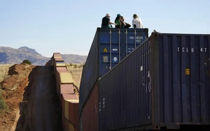 Tranh cãi "bức tường" container dựng dọc biên giới Mỹ - Mexico