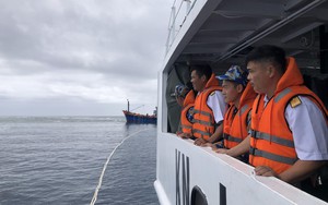 Hỗ trợ kéo tàu cá Quảng Ngãi bị mắc cạn tại Trường Sa