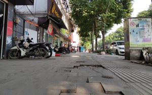 Vỉa hè đá tự nhiên vỡ nát trên tuyến phố kiểu mẫu ở Hà Nội