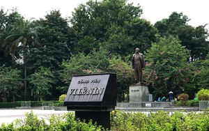 Điều đặc biệt về bức tượng bằng đồng cao hơn 5m nằm trong công viên lâu đời ở Hà Nội