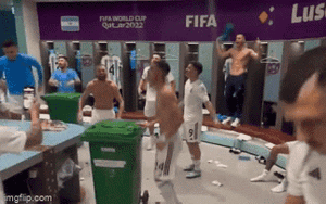 Video: Messi và các cầu thủ Argentina "điên cuồng" ăn mừng sau khi đánh bại Croatia, tiến vào vòng chung kết