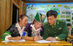 Lớp học xóa mù nơi bản Mông biên giới Mường Lống