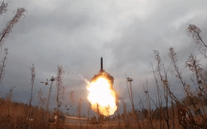 Cận cảnh Nga nạp tên lửa đạn đạo hạt nhân vào giếng phóng