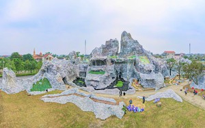 Giáng sinh 2023, nhiều người đi xem hang đá Noel khổng lồ ở Hà Tĩnh