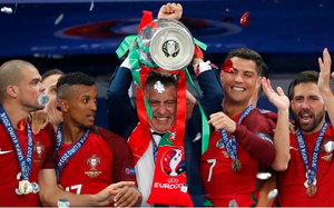 Bồ Đào Nha sa thải HLV Fernando Santos, mời Mourinho vào "ghế nóng"?