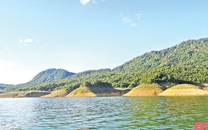 Hồ nước ngọt lớn nhất Thanh Hóa nằm ở đâu, 2 ngôi đền được cho là linh thiêng tọa lạc ven hồ thờ những ai?