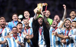 Vì sao Messi lại mặc áo choàng đen khi nâng cao cúp vàng World Cup 2022?