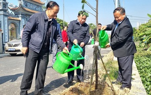 Phó Chủ tịch T.Ư Hội NDVN Đinh Khắc Đính thăm mô hình thôn, xóm &quot;sáng, xanh, sạch, đẹp, an toàn&quot; ở Hà Nam