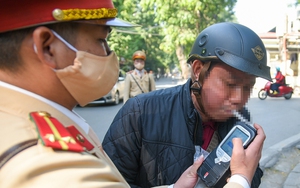 CSGT Hà Nội đo độ cồn dịp cuối năm, nhiều &quot;ma men&quot; bị phạt nặng tiền và tạm giữ xe