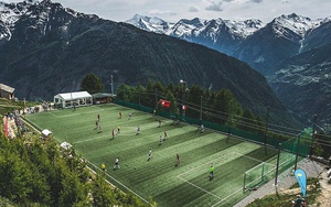 Loạt sân bóng được xây dựng trên sân thượng và nằm cheo leo bên dãy núi Alps