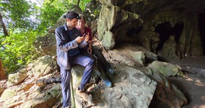 Ninh Bình: Du khách nước ngoài ngỡ ngàng khi khám phá hang động có 3 ngôi mộ cổ và hài cốt 
