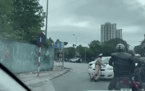 Clip NÓNG 24h: Tài xế ô tô con cố chấp húc CSGT trên phố Hà Nội