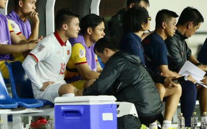 Rời sân sớm trước Lào, Quang Hải chấn thương nặng hay nhẹ?