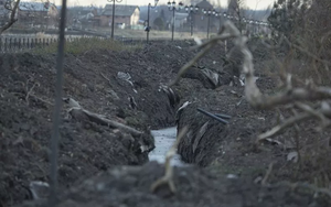 Đang đào chiến hào ở Kherson, binh sĩ Ukraine bất ngờ phát hiện thứ vô giá
