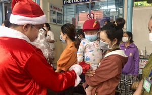 ẢNH: Ấm áp Giáng sinh sớm tại Bệnh viện Nhi đồng 1