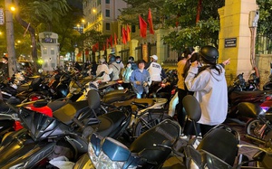 Nhiều chỗ gửi xe máy ở trung tâm Hà Nội "cháy vé" đêm Noel, có nơi 'hét' giá 50.000 đồng/lượt