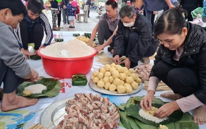 Chung cư Hà Nội gói bánh chưng gây quỹ giúp bệnh nhân nghèo về quê đón Tết