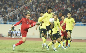 ĐT Việt Nam thắng đậm Malaysia trong trận cầu 2 thẻ đỏ, 1 penalty
