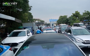 Hà Nội: Hàng trăm ô tô xếp hàng dài, tài xế chờ 2, 3 giờ chưa được đăng kiểm