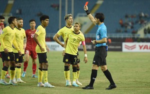 Trọng tài áp dụng điều luật nào của FIFA khi rút thẻ đỏ và thổi phạt đền Malaysia?