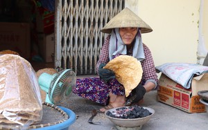 Đây là thứ bánh ngon nổi tiếng Thanh Hóa, đốt than nướng đập kêu rốp rốp, tết đến xuân về nhiều người ăn