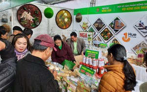 TT-Huế: Đông đảo người dân tham quan, mua sắm tại phiên chợ nông sản 