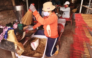 Quảng Nam: Dân làng này “chạy nước rút” giáp Tết làm ra sản phẩm nhà giàu nhà nghèo đều dùng