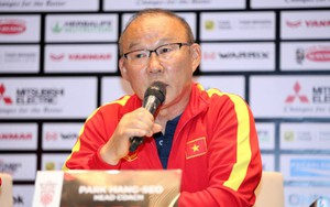 HLV Park Hang-seo: "Tôi không hiểu sao Singapore tổ chức trận đấu trên sân cỏ nhân tạo"