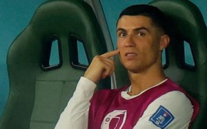 Bị rút khỏi sân, Ronaldo... "chửi" HLV Santos?