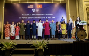 Tình nguyện viên Hòa bình người Mỹ mặc áo dài tuyên thệ tôn trọng văn hóa, con người Việt Nam