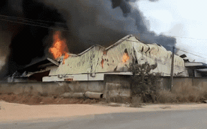 Clip NÓNG 24h: Khói lửa dữ dội bao trùm nhà xưởng ở Bình Dương