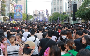 Mới 4 giờ chiều, phố đi bộ Nguyễn Huệ đã chật kín người đợi countdown 2023