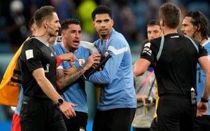 Ngôi sao ĐT Uruguay "thúc" trọng tài và bị treo giò... 15 trận?