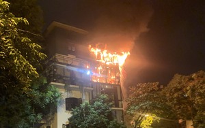 Cảnh sát làm mát chống sập vụ cháy nhà ở phố cổ Hà Nội lúc giữa đêm