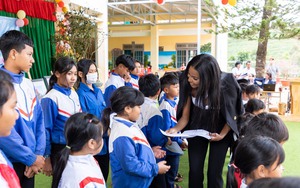 Hành động ấm áp của Hoa hậu Siêu quốc gia Lalela Mswane, Hoa hậu Trái đất Angela Ong khi đến Việt Nam 